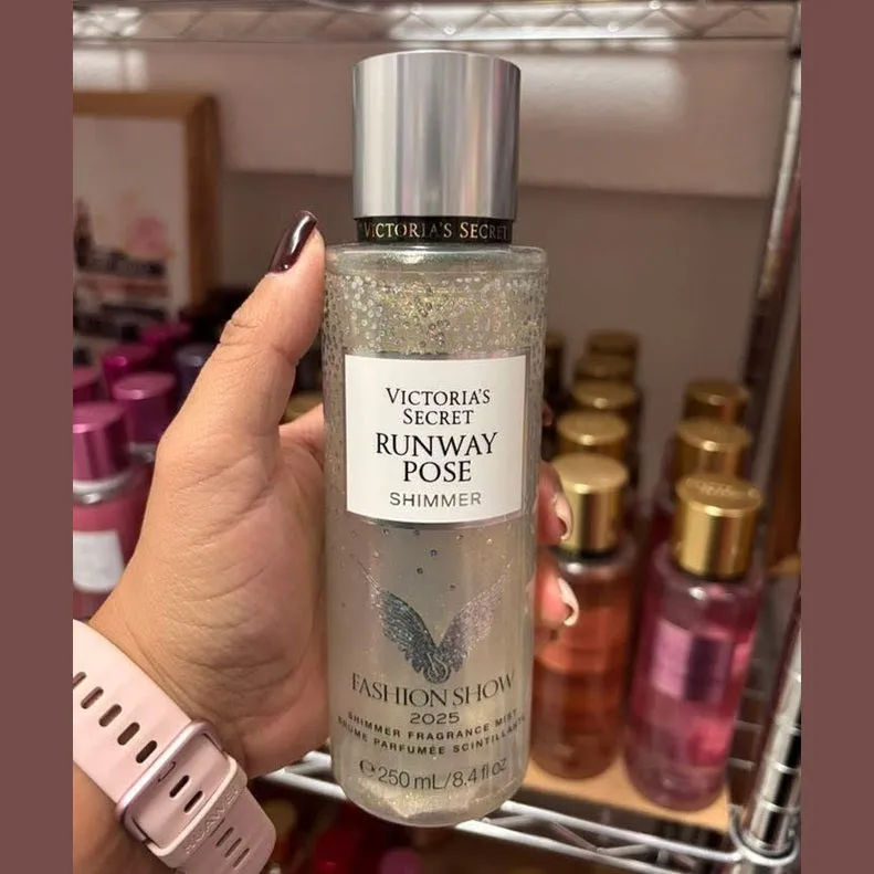 Victoria’s Secret – Runway Pose Shimmer (Fashion Show 2025)